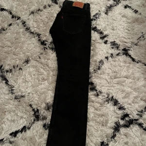 Levis jeans 502 - Snygga jeans från Levis med modell 502. Skick 9/10. Storlek: 30:32 Hör av dig vid funderingar 👍