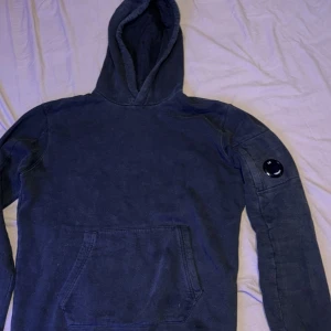 Svart CP Company tröja  - En svart CP Company tröja. Använt många gånger men fortfarande relativt bra skick har absolut några år kvar. Funkar perfekt till vardags användning.