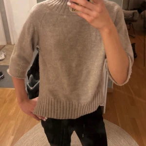 stickad t-shirt - stickad t-shirt med hög halls