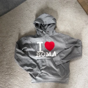 I ❤️ Roma hoodie🇮🇹 - Säljer en tvärfet hoodie med I ❤️Roma tryck i storlek s. Inga defekter förekommer! Skriv för mer info😇