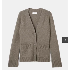 Beige kofta från Wera i ullmix - Trendig och mysig beige kofta från Wera med v-ringning, två stora fickor framtill och knäppning med tre knappar som tyvärr var för stor för mig. Orginalpris för 899kr❤️