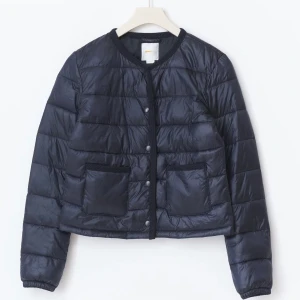 Tunn puffjacka - Använd 1 gång, slutsåld på hemsidan. Storlek 158/164 men sitter som en xs💙