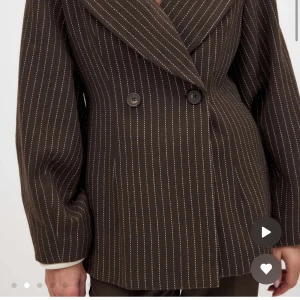 Slutsåld randig brun kappa  - Kort kappa i mörkbrunt med smala vita ränder, markerade axlar och bred krage. Är helt slutsåld, aldrig använd. Skriv för egna bilder