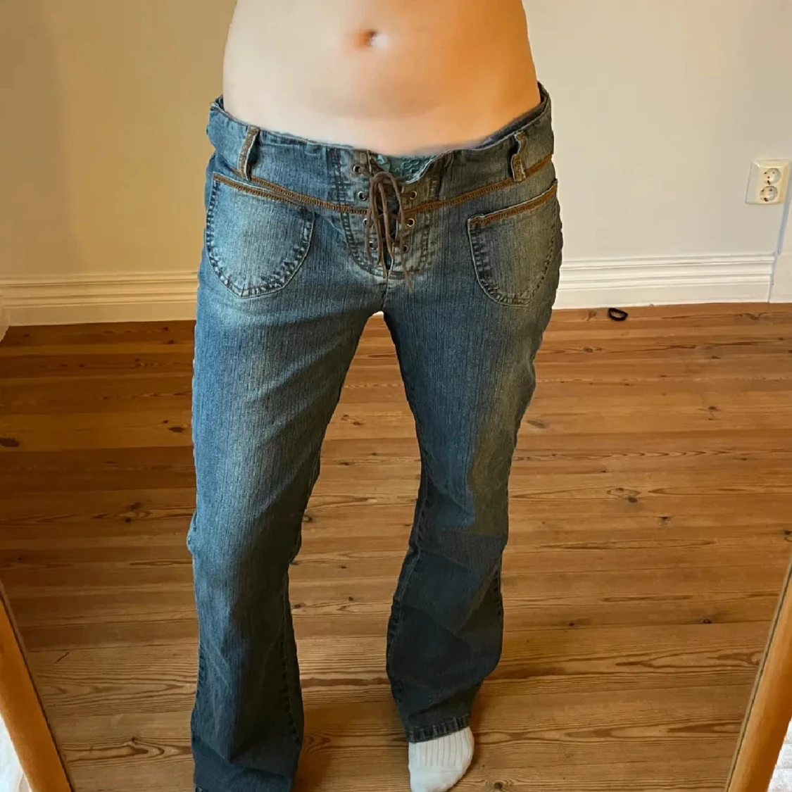 Blå bootcut jeans med snörning