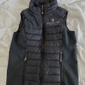 Kingsland väst - Säljer min fina marinblå Kingsland väst i storlek 3XS då den tyvärr är för liten för mig.   Säljer för 800 kr. Finns att hämta i Kalmar, kan skickas mot fraktkostnad.