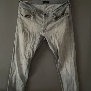 Jack&jones Jeans - Slim/Glenn jeans från Jack & Jones i en snygg ljusgrå tvätt. Klassisk femficksmodell med dragkedja och knapp, tillverkade i mjukt jeanstyg. Passformen är slim och modellen är rak över benen. Perfekt för dig som gillar stilrena och moderna jeans.