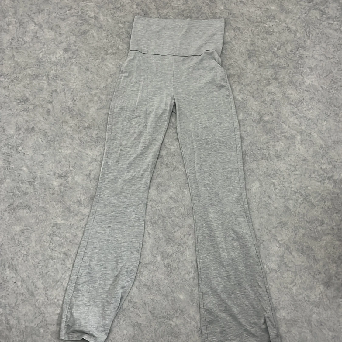 Grå mjukisbyxor från Gina Tricot XS