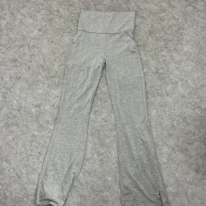Grå mjukisbyxor från Gina Tricot XS - Grå mjukisbyxor från Gina Tricot i storlek XS. Byxorna har hög midja och är tillverkade i mjukt bomullsmaterial med en lätt melerad look. Modellen har raka ben med en något utsvängd passform för en chill vibe. Bara använda ett få antal gånger då de är för korta för mig är 172cm lång.