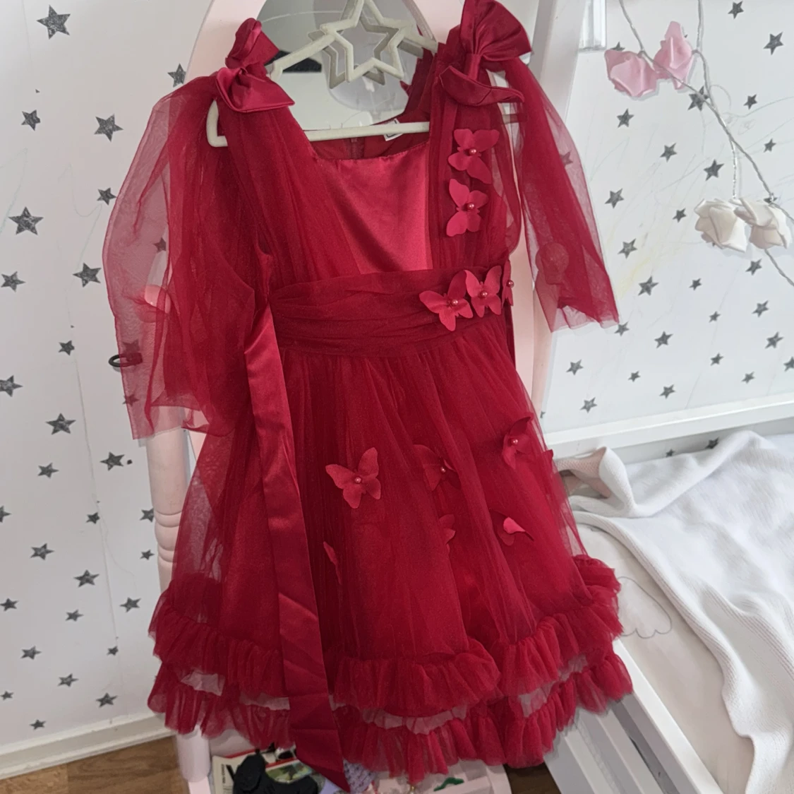 Röd tyllklänning med rosetter och fjärilar - 2