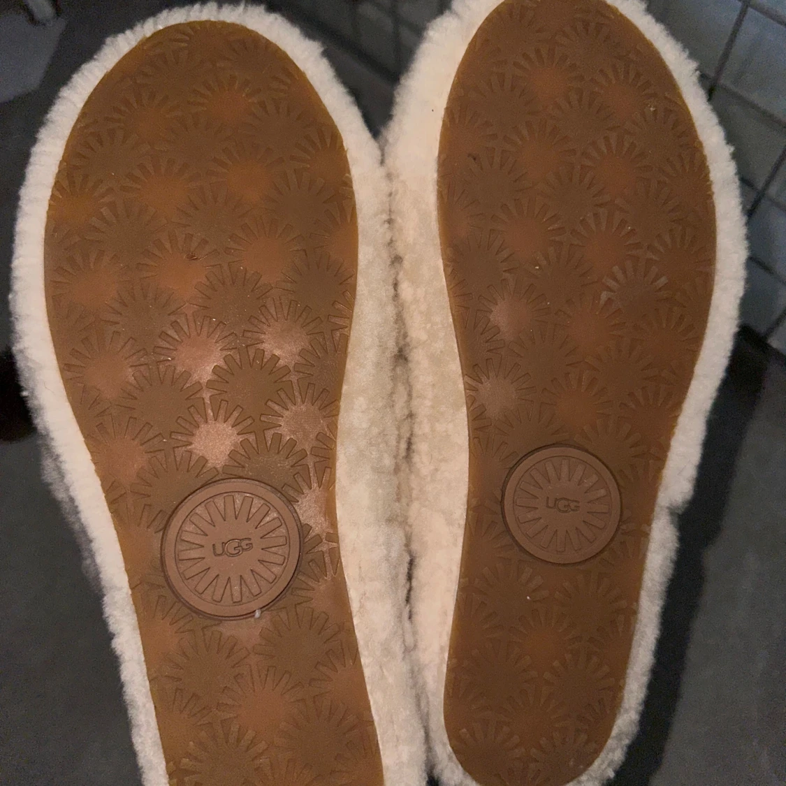 Beiga fluffiga sandaler från UGG - 3