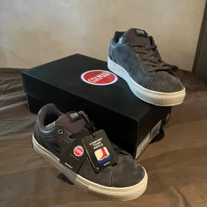 Colmar sneakers  - Säljer dom hära helt sprillans nya Colmar sneakers. Skorna är helt oanvända och dom kommer även med 2 olika färger på snörena. Priset kan så klart diskuteras! Ordinarie pris: 1500kr