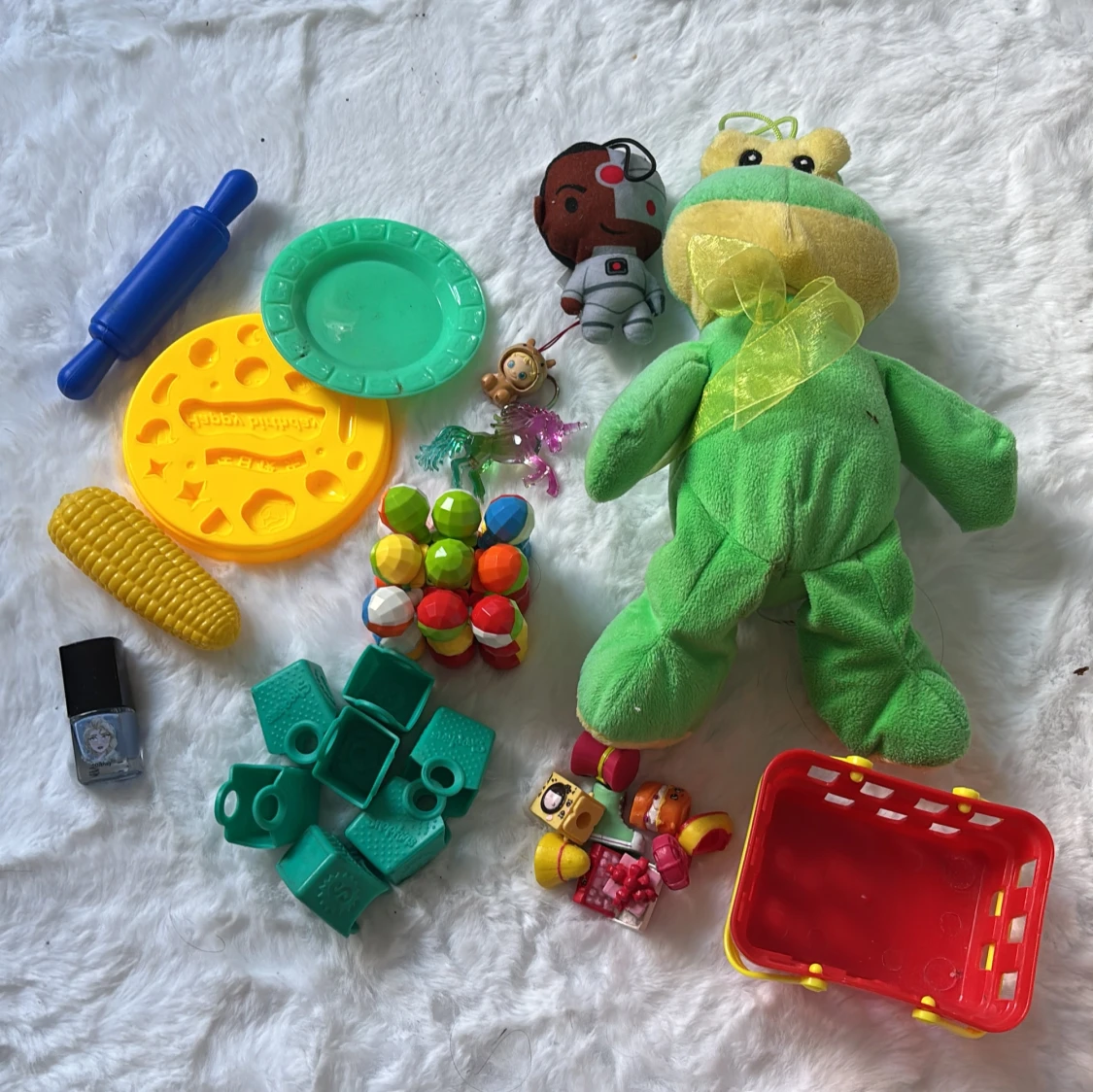 Blandat paket med leksaker och gosedjur - 1