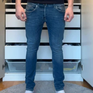  Dondup George  - Snygga jeans från Dondup i George skinny fit. Tillverkade i Italien och är i skick 9/10. Storlek 32.