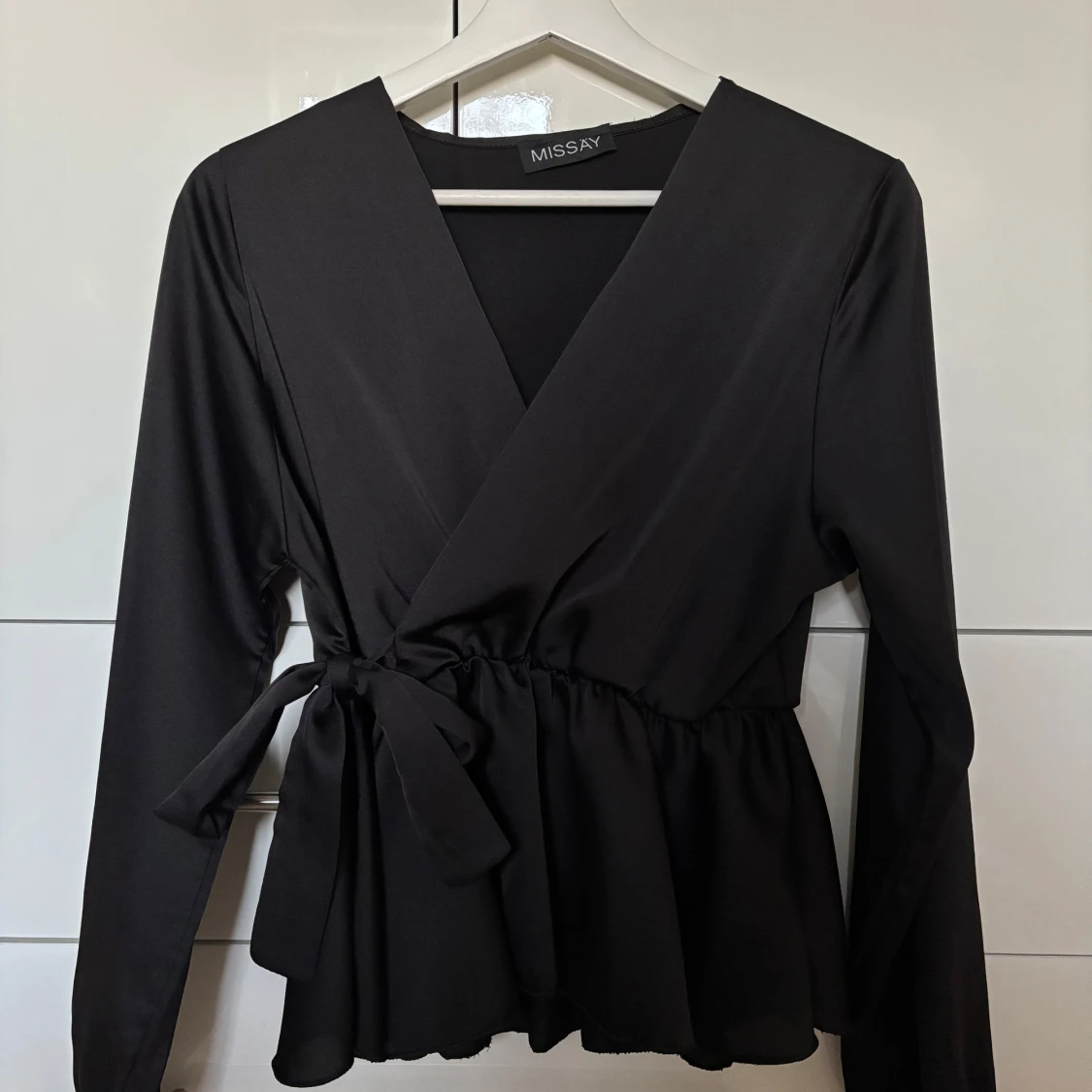 Svart omlottblus från Missay