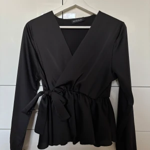 Svart omlottblus från Missay - Säljer denna svarta omlottblus från Missay då den inte passar. Den är aldrig använd och prislappen finns kvar. Skriv om ni undrar något mer 💓