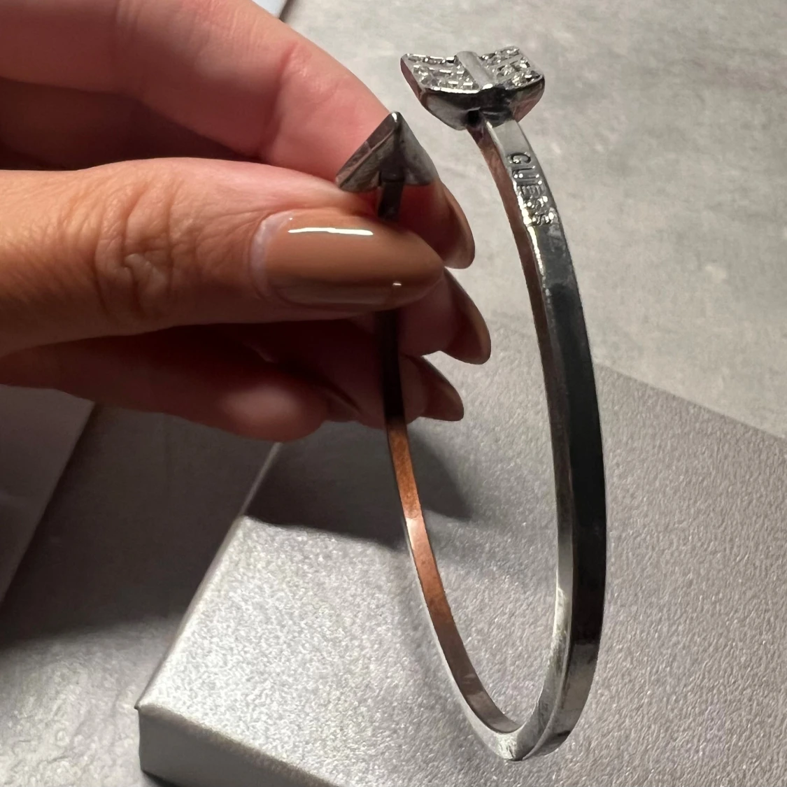 Silvrigt armband från Guess med glittriga detaljer - 3