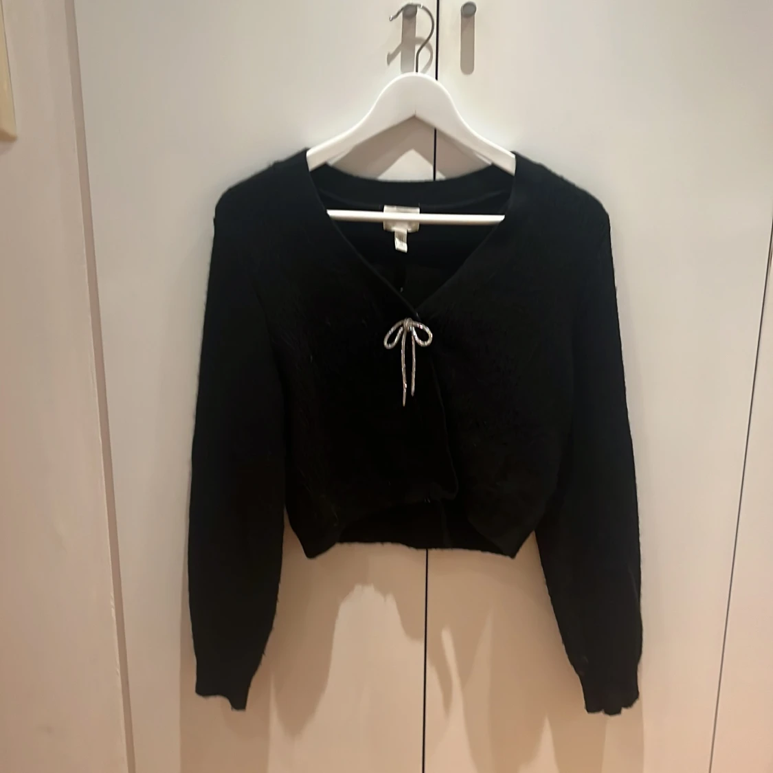 Svart croppad kofta med rosett - 1