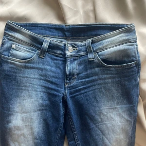 Weekday jeans - säljer nu mina fina weekday jeans då dom tyvärr är för stora. dom är aldrig använda och är i väldigt bra skick utan defekter. dom är väldigt lågmidjade och har ett material som är både stretchigt och bekvämt. skriv om ni har frågor