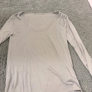 Ljusgrå långärmad topp från Lager 157 - Säljer en stilren ljusgrå långärmad topp från Lager 157, modell Vanessa. 