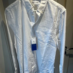 Vit skjorta från Samsøe Samsøe - Nypris 1200, helt ny med taggen kvar. Skriv för mer bilder eller funderingar