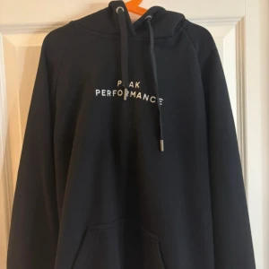 Peak performance hoodie - Säljs då den inte har kommit till användning. Köptes för 799kr och är som ny. Den är i storlek M men är ganska liten i storleken så skulle säga XS/S. Kom privat för fler bilder eller prisförslag. 