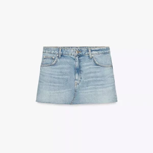 Zara jeanskjol  - Säljer en ljusblå jeanskjol i klassisk kort modell med fem fickor.helt ny köpt med lappen kvar, i storlek xs sällhet då den inte satt så bra. Skriv för frågor💗💗