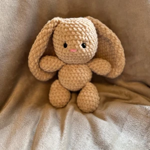 Virkad kanin - Nu säljer jag denna supersöta kaninen som passar perfekt som ett gosedjur eller som dekoration 🌸 Den är ca 24 cm hög. Kaninen har Säkerhetsögon som inte rekommenderas för barn under 3 år så ha detta i åtanke vid köp! 