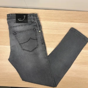Jacob cohën jeans | W33 - Tvärfeta jacob cohen jeans i grå tvätt🇮🇹 | Modell: 622 | W33 | Defekter. Nej | Midja: 84 cm | Innerben: 73,5 cm | Ytterben: 97,5 cm | Måttavvikelser +-1 cm | Modellen är 175 cm och väger 70 kg | Vänligen kontrollera mått innan köp 🤗 | Tveka inte att kontakta mig vid övriga frågor 😁