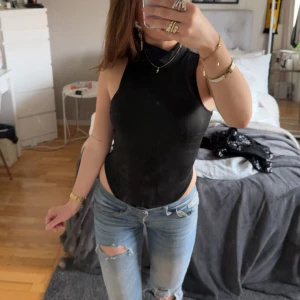 Svart polo body - Svart polo body. Säljer pga att den inte kommer till anändning. Kan klä upp eller ner💕