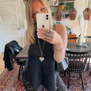 Svart topp - Säljer en svart  topp från bikbok. Superfin till fest, öppen i ryggen och glansig i materialet. Knyter i nacken. Storlek M 