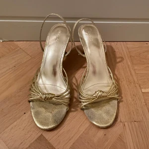 Guldiga klackar  - Så snyggas klackskor, 8cm klack!🌟🌟