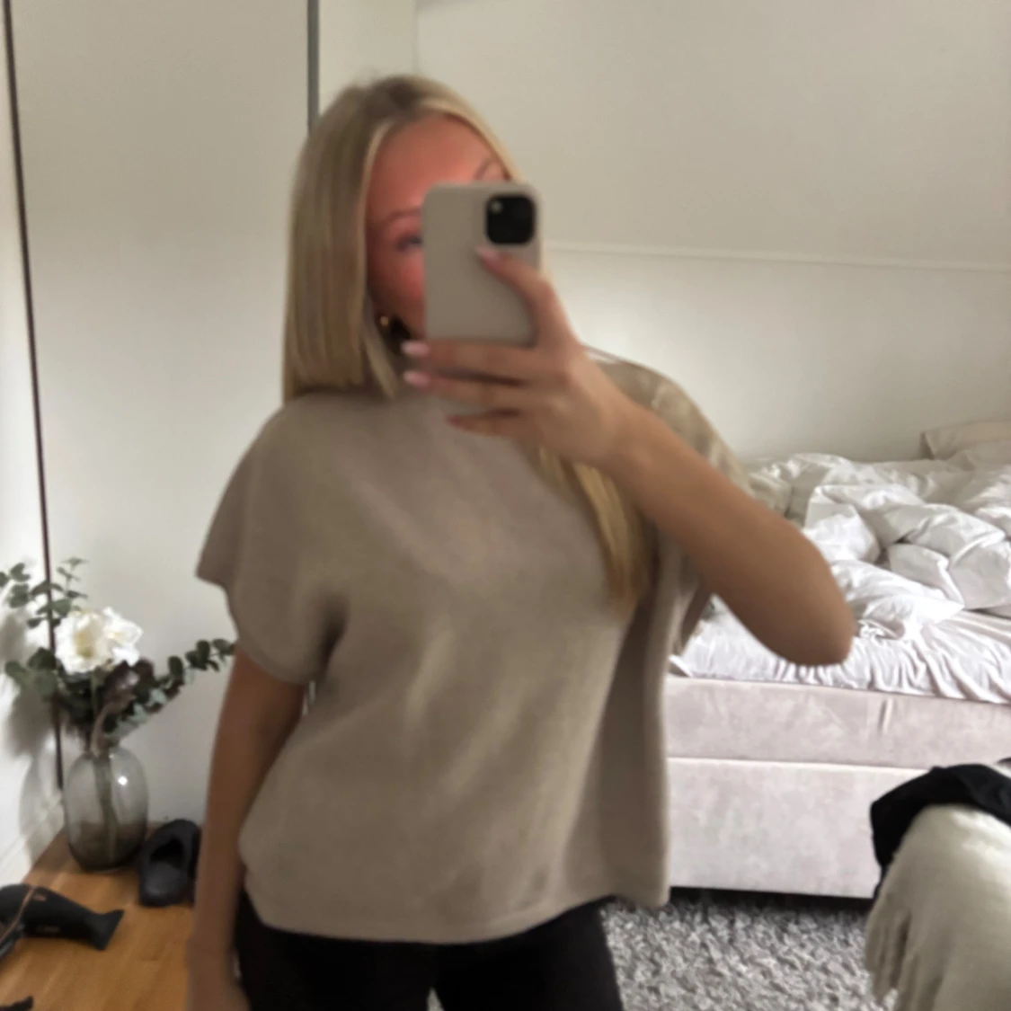 Beige stickad ärmlös tröja - 1