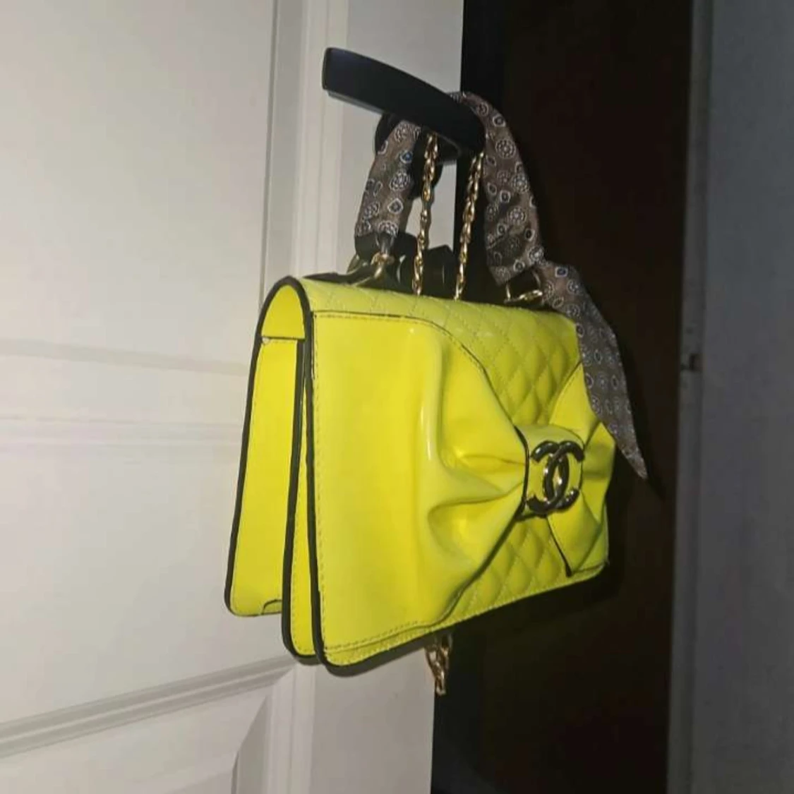 Gul handväska med rosett - 1