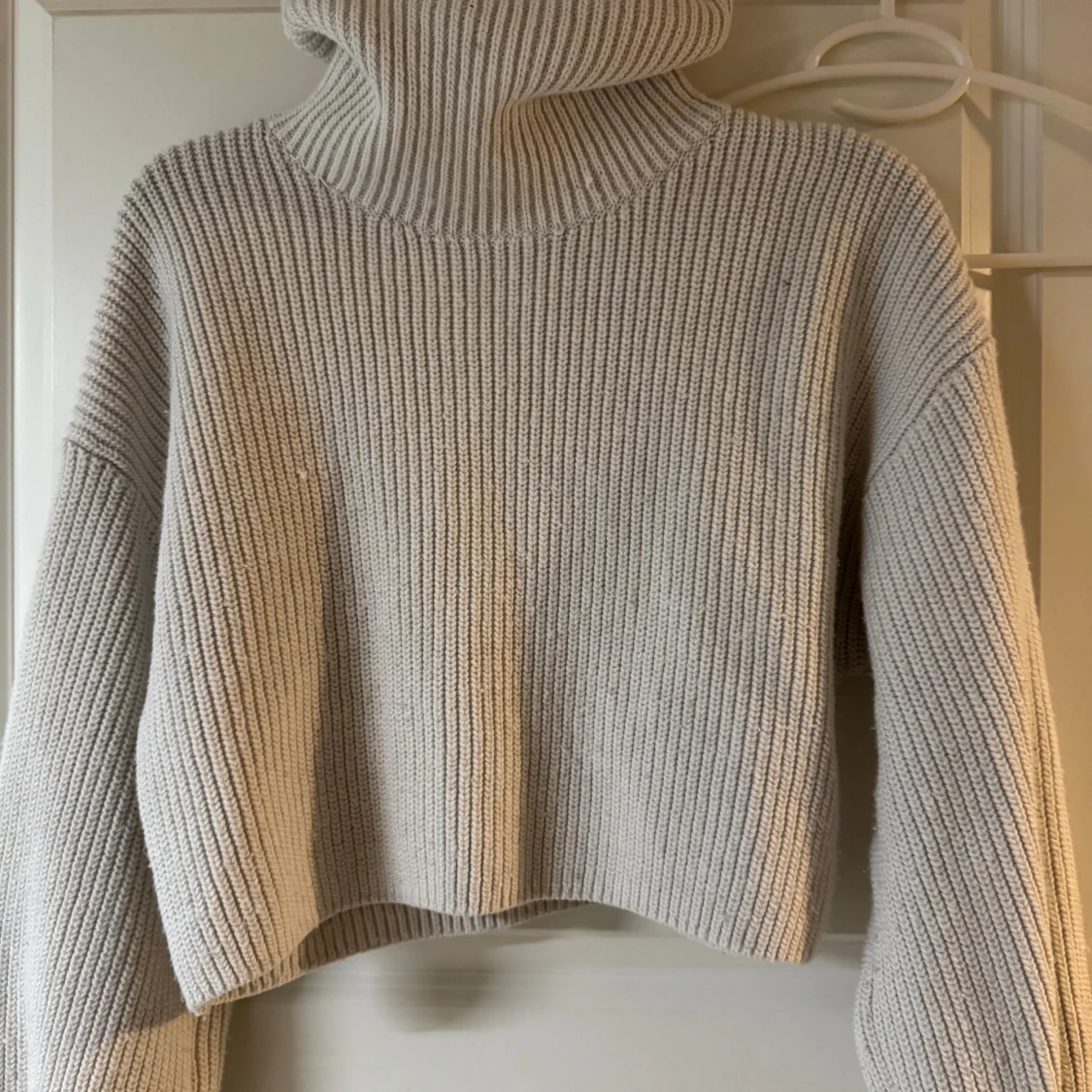 Beige stickad polotröja croppad - 1