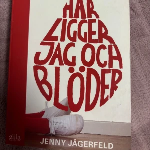 Här ligger jag och blöder - En gripande och humoristisk berättelse om Maja, som råkar såga av sig tummen och hamnar i en virvel av känslor, vänskap och familjeproblem. Perfekt för unga vuxna som gillar starka karaktärer och oväntade vändningar.