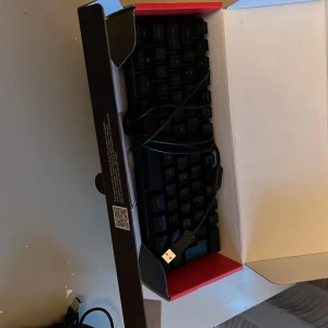 DMX5 Illuminated Mini Keyboard + Mouse - Snyggt DMX5 mini-tangentbord med belysning och USB-anslutning, perfekt för gaming eller arbete. Medföljer även en matchande USB-mus. Allt i originalförpackning, ser ut att vara i mycket gott skick utan synligt slitage eller defekter.