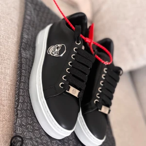 Philipp Plein svarta sneakers Strl 38 - Philipp Plein i storlek 38, aldrig använda ute endast provade. All original tillbehör och låda medföljer