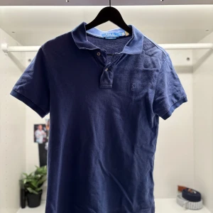 Ralph lauren piké  - Klassisk Ralph lauren slim fit-piké i ljusblått. Mycket bra skick! 💰 Mitt pris: 329kr 💸 Nypris: ca 800kr 📩 Hör av dig vid frågor – snabb affär kan diskuteras 🌤️