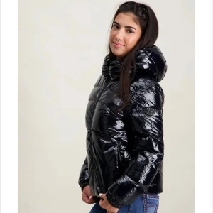 Svart glansig pufferjacka med huva - Säljer en svart glansig pufferjacka med huva och dragkedja. Märket är Colmar. Perfekt för dig som vill ha en varm och snygg jacka med streetkänsla. Jackan är i storlek S men passar även xs. Priset är inte spikat
