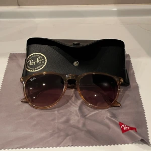 Ray-Ban solglasögon brun transparent - Sjukt feta ray-ban glasögon. Knappt använda alls med fåtal repor. Självklart äkta och otroligt bra kvalitet.
