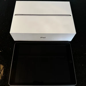 iPad (2018) WiFi 32GB Space Gray - Har inte jätte mycket info då den inte använts på flera år. Den kommer helt återställd!💘 Den har en liten spricka uppe i högra hörnet (Se bilderna) sen kan de finnas små repor på skärmen men inte vad jag ser☺️  Vet inte riktigt hur bra den är men den fungerar och laddar bra. Den kommer i original förpackningen men endast ipaden!  Laddare följer EJ med! Bara att skriva om du har några frågor🤗 Men tänk igenom ditt köp noggrant då jag ej tar emot returer🥰
