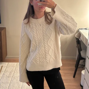 Sticakd tröja - Jättesöt stickad vit tröja från Gina Tricot. Perfekt nu till vintern. I strl S. Använd men i bra skick.