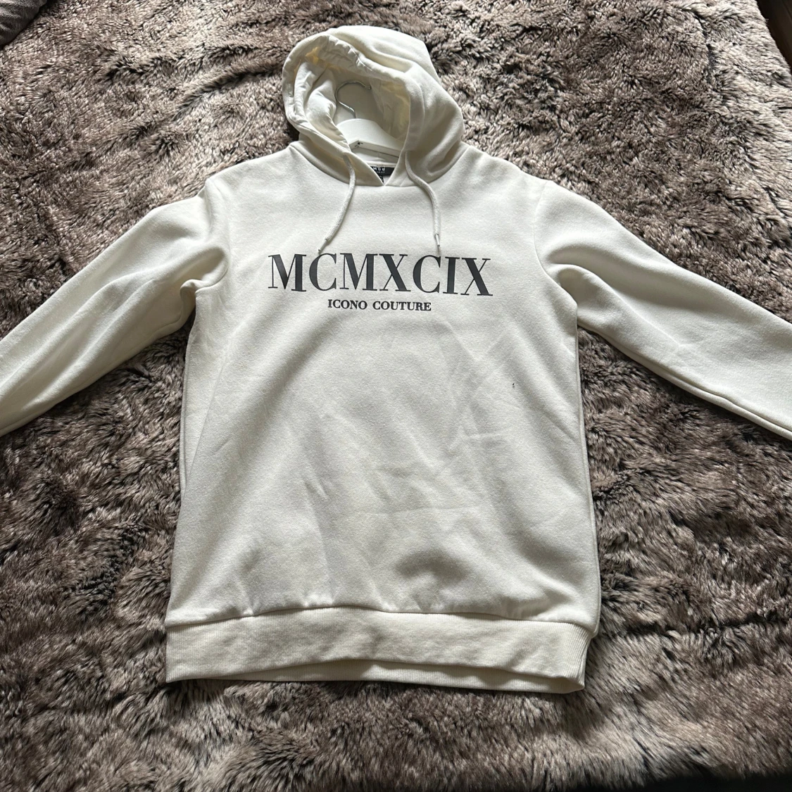 Vit hoodie från SMOG med tryck