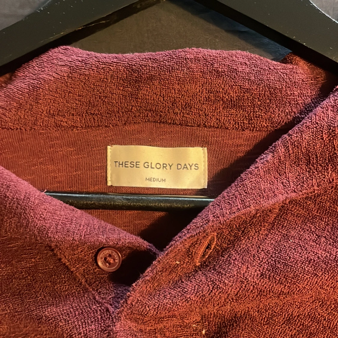 Vinröd pikétröja från These Glory Days - 2
