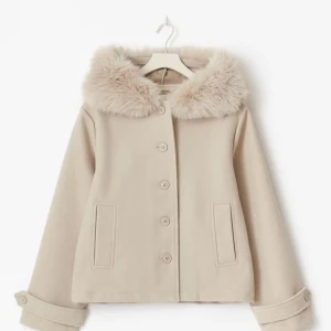 Beige kappa Gina Tricot - Beige kappa med fluffig fuskpäls runt huvan. Använd en gång. Säljer då de inte är min stil. Slutsåld på hemsidan