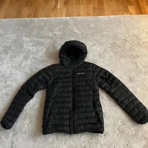 Peak performance jacka  - Säljer en sjukt snygg jacka ifrån märket peak performance. Jackan kostar 1399 nypris, men säljs nu för 549 eftersom den har två små defekter som syns på bilderna.
