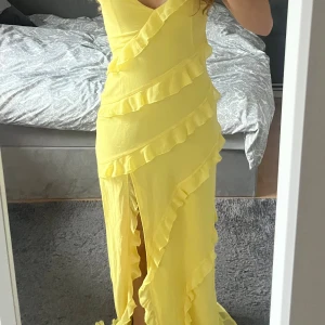 Gul volangklänning - Gul volangklänning från Hello Molly. Aldrig använd. Storlek S. Skickas i originalförpackning. Nypris 1100 