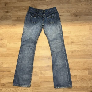 Lågmidjade blå bootcut jeans - Originellt från Ytzaka. Köpte fel storlek därför säljer jag. W32 (40-42 i EU strl)