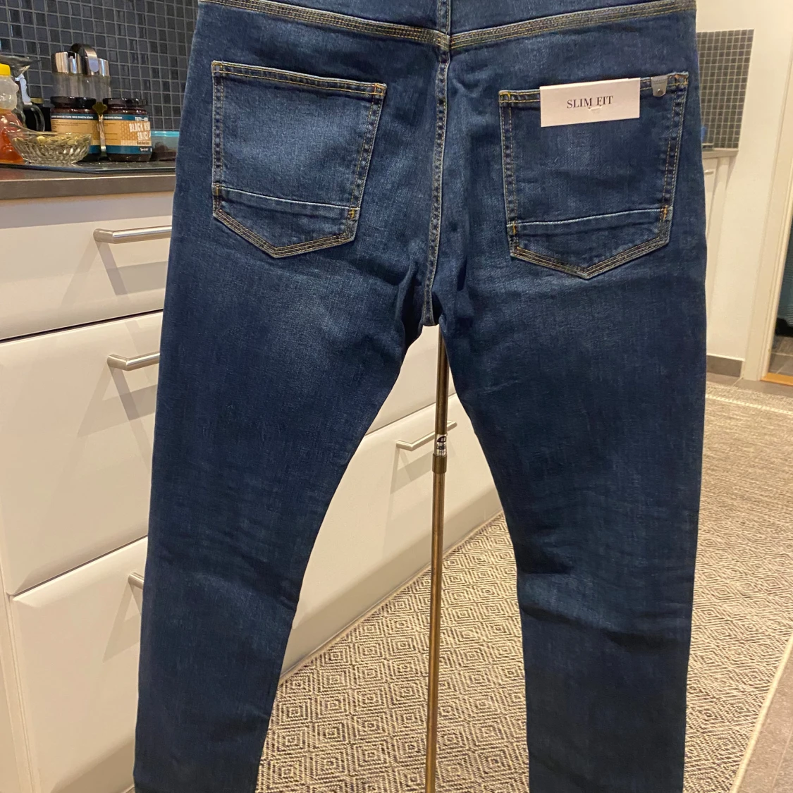 Slim fit blå jeans med snygga detaljer - 3
