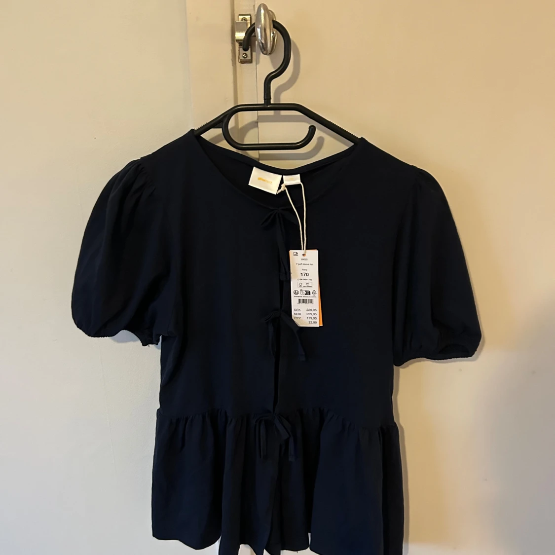 Mörkblå puffärm blus med rosetter